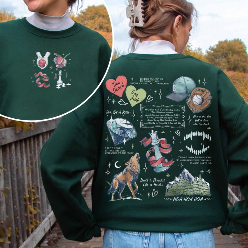 K&ouml;nnte beinhalten: Gr&uuml;ner Sweatshirt mit einem grafischen Druck aus verschiedenen Bildern und Text. Der Text enth&auml;lt Zitate aus dem Buch "Twilight" von Stephenie Meyer. Die Bilder beinhalten einen Diamanten, einen Wolf, ein Schachbrett, ein Herz, eine Baseballkappe, einen Baseballhandschuh und eine Bergkette.