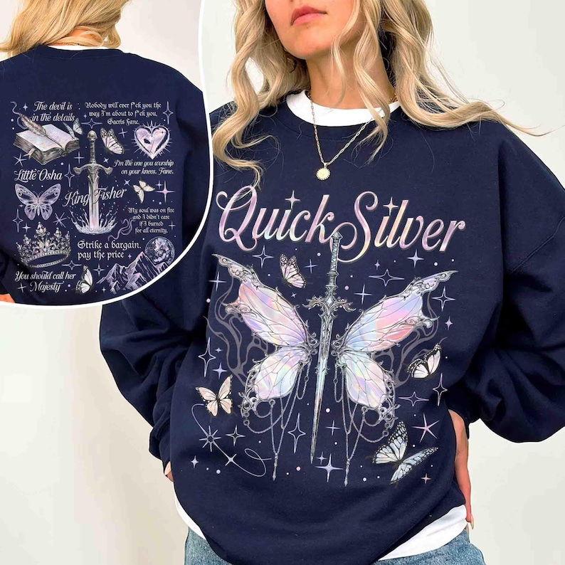 Peut inclure: Un sweat-shirt bleu marine avec un imprim&eacute; graphique d'un papillon aux ailes iris&eacute;es et d'une &eacute;p&eacute;e. Le texte "Quick Silver" est imprim&eacute; dans une police de caract&egrave;res stylis&eacute;e au-dessus du papillon.