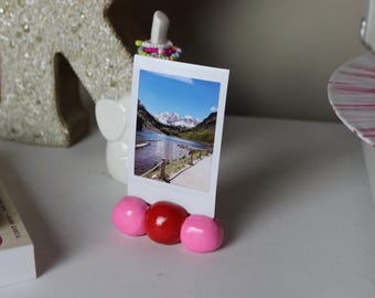 Handgjord Polaroid-bildhållare: Godisinspirerade rosa och röda klot