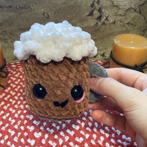 Mini Amigurumi de Cerveja de Crochê: Pelúcia Recheada Feita à Mão