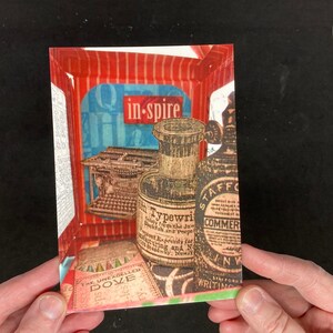 carte postale avec machine à écrire vintage, carte postale avec citation inspire, carte d’anniversaire avec fournitures de bureau rétro, carte d’anniversaire de collègue