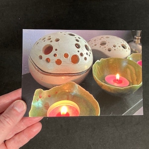 carte postale avec des bougies et un bougeoir en céramique à envoyer comme carte d'adieu, carte de condoléances, carte de condoléances, carte de prière pour vous