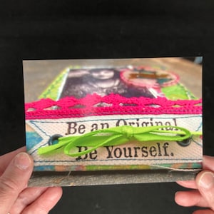 cartolina donna tatuaggio, biglietto con citazione sii originale, sii te stesso, biglietto per il trentesimo compleanno, biglietto per l'anniversario geniale, vere e proprie cartoline fotografiche