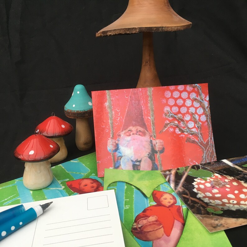 Puede incluir: Un conjunto de tres tarjetas de felicitaci&oacute;n con ilustraciones caprichosas de gnomos. Las tarjetas est&aacute;n decoradas con patrones coloridos y tienen un esquema de color rojo, verde y azul. Las tarjetas est&aacute;n en blanco en el interior para escribir mensajes.