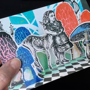 Cartolina di Alice nel Paese delle Meraviglie, arte del vivaio nei boschi, stampa cerbiatta per la camera dei bambini, biglietto di compleanno per bambini, biglietto di anniversario con funghi velenosi