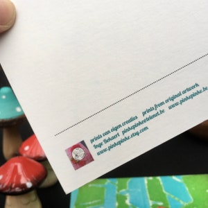 Puede incluir: Una tarjeta blanca con l&iacute;neas blancas y negras y una peque&ntilde;a imagen de una pintura roja y verde. El texto en la tarjeta dice "prints van eigen creaties Inge Bekaert pinkepinkee@telenet.be www.pinkepinkee.etsy.com prints from original artwork www.pinkepinkee.be"