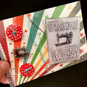 carte postale avec des notions de couture, carte d'anniversaire colorée pour couturière, carte postale avec citation sur la couture, carte de voeux avec impression de machine à coudre