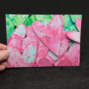 cartão postal com corações, cartão de amor com coração verde e rosa, cartão de dia dos namorados, cartão de aniversário, cartão de aniversário, cartão colorido para recém-nascido