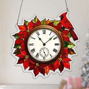 Peut inclure: Une horloge décorative avec un cardinal rouge perché au-dessus d'une couronne de poinsettias rouges et de feuilles vertes. Le cadran de l'horloge comporte des chiffres romains noirs et un cadran des secondes. L'horloge est suspendue par une chaîne.