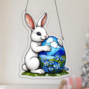 Puede incluir: Un juego de tres tazas de cerámica con un acabado mate moteado. Las tazas son en tonos crema, gris claro y gris oscuro. Cada taza tiene un diseño simple y minimalista, ideal para café o té.