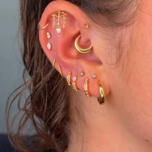 Pendiente de hélice vertical con forma de corazón y flecha de Cupido: pendiente de presión sin rosca para cartílago chapado en oro de 18 quilates, con cadena oculta para piercing de torre. imagen 3