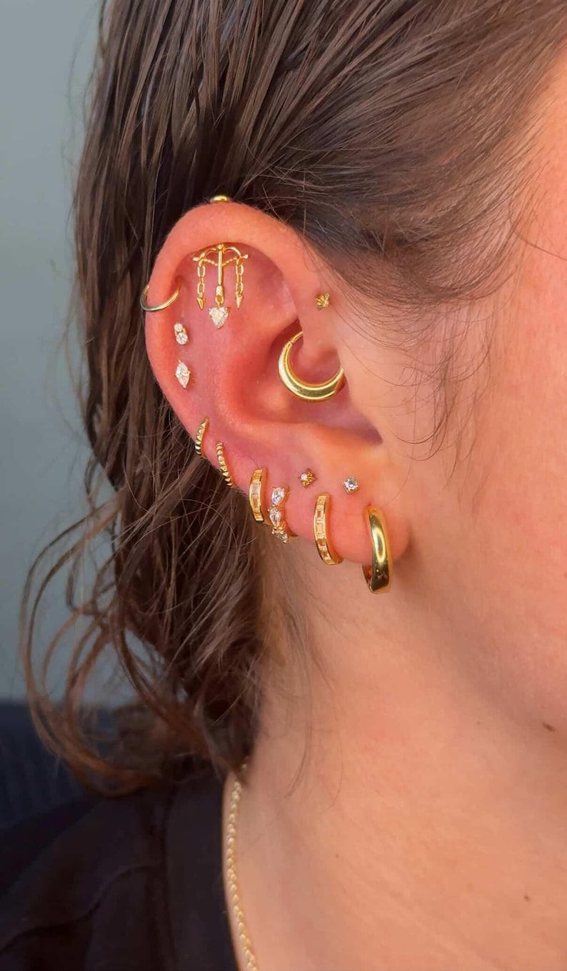 Pendiente de hélice vertical con forma de corazón y flecha de Cupido: pendiente de presión sin rosca para cartílago chapado en oro de 18 quilates, con cadena oculta para piercing de torre. imagen 3