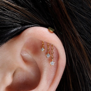 Utformad för vertikala helixpiercingar/ Triple Stars CZ Dangle Vertical Helix Stud/ 16G 18G Trådlös Platt Baksida Titan/Smycken med Dold Rook