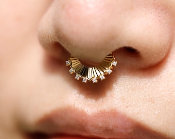Anillo de moissanita para tabique nasal, chapado en oro de 18 quilates, diseño original de flor, piercing para tabique nasal, aro Daith de 16 g, hélice y trago.