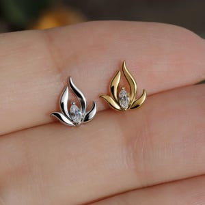 Pendiente Mini Lotus sin rosca para hélice, pendiente de cartílago de plata de ley, poste de titanio plano, pendiente para tragus/lóbulo/labio con diseño floral