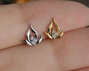Pendiente Mini Lotus sin rosca para hélice, pendiente de cartílago de plata de ley, poste de titanio plano, pendiente para tragus/lóbulo/labio con diseño floral