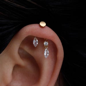 Glitter Marquise Dangle Vertical Helix Piercing i Sterling Silver, Trådlös Tryckknapp Flytande Helix, Titan Platt Baksida Hidden Rook Örhänge