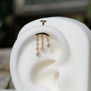 Utformad för vertikala helixpiercingar/ trippel fyrkantiga stenar, hängande vertikal helixstift/ 16G, 18G, 20G, gänglösa örhängen med platta baksida i titan