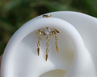 Pendientes de hélice vertical con forma de ala de murciélago y gema en forma de corazón: pendientes de cadena de plata 925 chapados en oro de 18 quilates, con cierre de presión de titanio sin rosca para el cartílago.