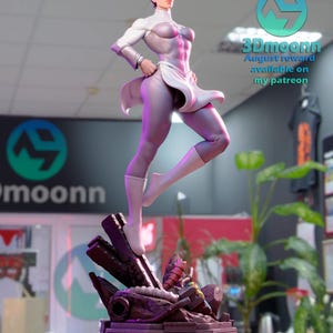 Puede incluir: Una figura de acci&oacute;n blanca y morada de una mujer en una pose de superh&eacute;roe, de pie sobre una base rocosa. La figura lleva un traje blanco y morado con una capa blanca. La figura est&aacute; en pose con una pierna levantada y un brazo extendido. La figura est&aacute; de pie sobre una base rocosa con un esquema de color gris y marr&oacute;n. La figura es un modelo impreso en 3D. El texto "3Dmoonn August reward available on my patreon" es visible en la imagen.