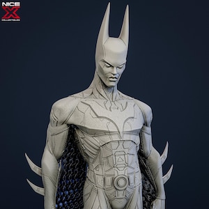 Puede incluir: Un modelo 3D impreso en gris detallado de Batman con un traje futurista blindado. El modelo presenta una capa esculpida y una cara detallada con una expresión decidida.