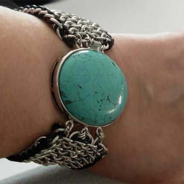 Bracelet en maille orné d’un cordon en cuir noir - Fermoir turquoise - Aluminium brillant