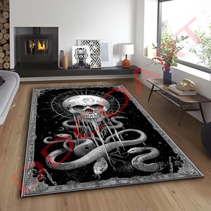 Könnte beinhalten: Schwarz-weißer Teppich mit einem Totenkopf- und Schlangen-Design. Der Totenkopf ist von einem Kreis aus Sternen umgeben und die Schlangen sind um ihn herumgewickelt. Der Teppich hat einen grauen Rand.