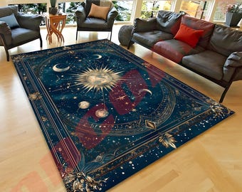 Puede incluir: Una alfombra rectangular con un diseño celestial. La alfombra presenta un fondo azul oscuro con un sol central, lunas, estrellas y constelaciones en oro y blanco. El borde tiene patrones florales y geométricos ornamentados.