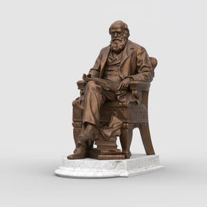 Può includere: Statua in bronzo di un uomo seduto con una lunga barba, che indossa un abito e tiene in mano un libro. La statua è su una base di marmo e su uno sfondo semplice. L'uomo è seduto su una sedia dettagliata.