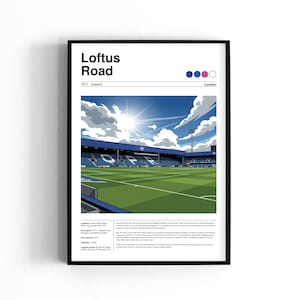 Könnte beinhalten: Gerahmter Kunstdruck des Loftus Road Stadions, Heimat der Queens Park Rangers. Die Illustration zeigt das grüne Spielfeld, die blauen Tribünen und einen sonnigen Himmel. Text: "Loftus Road" und "1917-present".