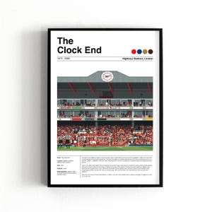 Puede incluir: Impresión enmarcada de "The Clock End" en el estadio Highbury, Londres, de 1913-2006. La obra representa la arquitectura del estadio y una multitud de espectadores en rojo y blanco. La impresión incluye texto y acentos de color.