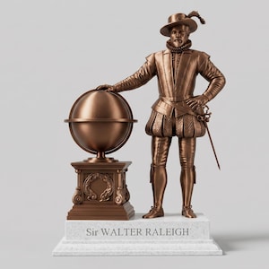 Op de afbeelding: Een bronzen standbeeld van Sir Walter Raleigh, gekleed in historische kledij, staande naast een wereldbol. Het beeld heeft een hoed met een veer, een gefranjerde kraag en een zwaard. De basis van het beeld leest "Sir Walter Raleigh".