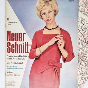 Peut inclure: Une couverture de magazine vintage avec une femme en robe rouge, le titre "Neuer Schnitt" et la date "Novembre 1962." La couverture comprend également du texte en allemand et un motif en arrière-plan.