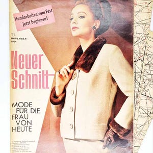 Può includere: Copertina di rivista di moda vintage del novembre 1964, con una donna in tailleur color crema con colletto e polsini in pelliccia. Il titolo della rivista è "Neuer Schnitt" con testo aggiuntivo in tedesco. Modelli di cucito visibili sullo sfondo.