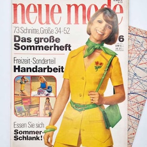 Pode incluir: Uma edição vintage de junho de 1972 da revista Neue Mode com uma capa contendo o texto Neue Mode, 73 Schnitte, Größe 34-52, Das große Sommerheft, Freizeit-Sonderteil Handarbeit e Essen Sie sich Sommer-Schlank. Uma pessoa veste uma túnica amarela.