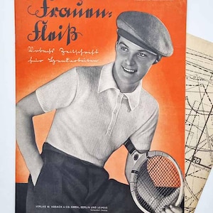 Peut inclure: Couverture de magazine vintage avec une personne souriante portant un polo clair et une casquette, tenant une raquette de tennis. Le fond est orange avec du texte allemand. Un motif est visible en bas à droite.