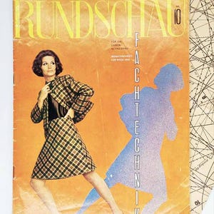 Könnte beinhalten: Vintage Zeitschriften-Cover mit einer Frau in einem karierten Rockanzug. Das Cover ist orange mit dem Wort "Rundschau" oben. Der Titel der Zeitschrift lautet "Fachtechnik". Die Ausgabe ist die Nummer 10.