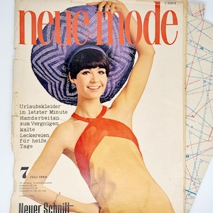 Puede incluir: Portada de revista vintage con el título "neue mode" en naranja. Presenta a una mujer con un gran sombrero azul y blanco y un vestido rojo y amarillo. También se ve texto en alemán y la fecha de julio de 1966.