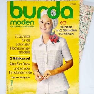 Puede incluir: Una portada de revista amarilla con el título "burda moden" y el texto "macht Mode zum Mitmachen". La portada presenta a una mujer con una blusa blanca y un turbante. El texto "Turban in 2 Stunden zu nähen" también está en la portada.