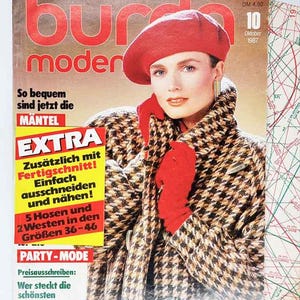 Könnte beinhalten: Ein Vintage-Cover des Burda Moden Magazins vom Oktober 1987. Das Cover zeigt eine Frau mit roter Baskenmütze, Handschuhen und einem Hahnentrittmantel. Text enthält "EXTRA" und "PARTY-MODE".