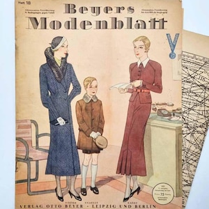 Op de afbeelding: Omslag van een vintage tijdschrift, "Beyers Modenblatt", met mode-illustraties uit die tijd. De cover toont drie figuren in stijlvolle outfits, waaronder een lange jas, een pak en een kinderjas. Het tijdschrift is van Verlag Otto Beyer, Leipzig und Berlin.