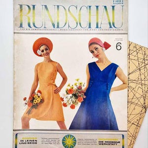 Pode incluir: Uma capa de revista vintage Rundschau de junho de 1963 com dois modelos em vestidos sem mangas. Um usa um vestido laranja com chapéu a condizer, o outro um vestido azul com toucado rosa. Ambos seguram ramos de flores. Inclui moldes de costura.