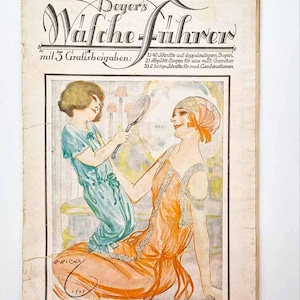 Może przedstawiać: Okładka starego magazynu "Beyer's Wäsche-Führer" z ilustracjami kobiet. Okładka przedstawia kobietę w pomarańczowej sukience i dziecko w niebieskiej sukience. Tekst niemiecki zawiera "mit 3 Gratisbeigaben". Z datą 1924.