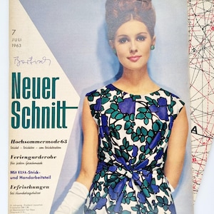 Könnte beinhalten: Ein Vintage-Nähmuster-Umschlag mit einer Frau, die ein weißes Kleid mit blauem und grünem Blumendruck trägt. Der Umschlag trägt den Titel "Neuer Schnitt" und enthält den Text "Hochsommermode 63" und "Feriengarderobe".