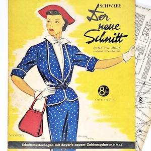Op de afbeelding: Vintage naaipatroonboekcover met een vrouw in een blauw polkadotpak, rode hoed en handtas. De cover is geel met zwarte tekst, waaronder "Der neue Schnitt" en "DAME UND MODE". Een patroonvel is zichtbaar op de achtergrond.