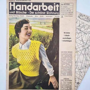 Op de afbeelding: Een vintage Duitse tijdschriftcover, "Handarbeit und Wäsche - Die schöne Wohnung," met een vrouw in een gele gebreide vest met zwarte stippen. Het tijdschrift bevat patronen en artikelen.