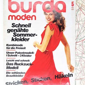 Könnte beinhalten: Ein Vintage-Magazin-Cover mit einer Frau in einem roten Kleid. Der Magazintitel "burda moden" ist rot. Der Text enthält "Schnell genähte Sommerkleider" und "Stricken, Sticken, Häkeln". Das Cover ist vom Mai 1981.