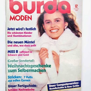 Könnte beinhalten: Ein Vintage-Magazin-Cover mit einer lächelnden Frau in einem weißen, pelzbesetzten Mantel. Der Magazintitel "burda MODEN" ist in Rot. Der Text enthält "Dezember 1988" und Artikel über Mode und Nähen, darunter "Weihnachtsgeschenke zum Selbermachen".