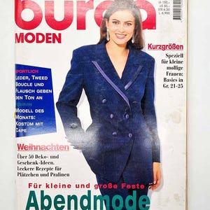 Puede incluir: Una portada de revista con una mujer con una blazer azul. La revista es "Burda Moden", número 11/95. La portada presenta texto en alemán, incluyendo "Abendmode". El diseño general es de estilo vintage.