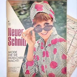 Puede incluir: Portada de revista vintage con una mujer con pañuelo estampado, gafas de sol y camisa a juego con detalles florales rosas. El título de la revista es "Neuer Schnitt" con la fecha "6 Juni 1965".